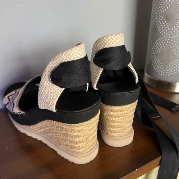 New with stickers ugg wedge sandals - Picture 5 of 7